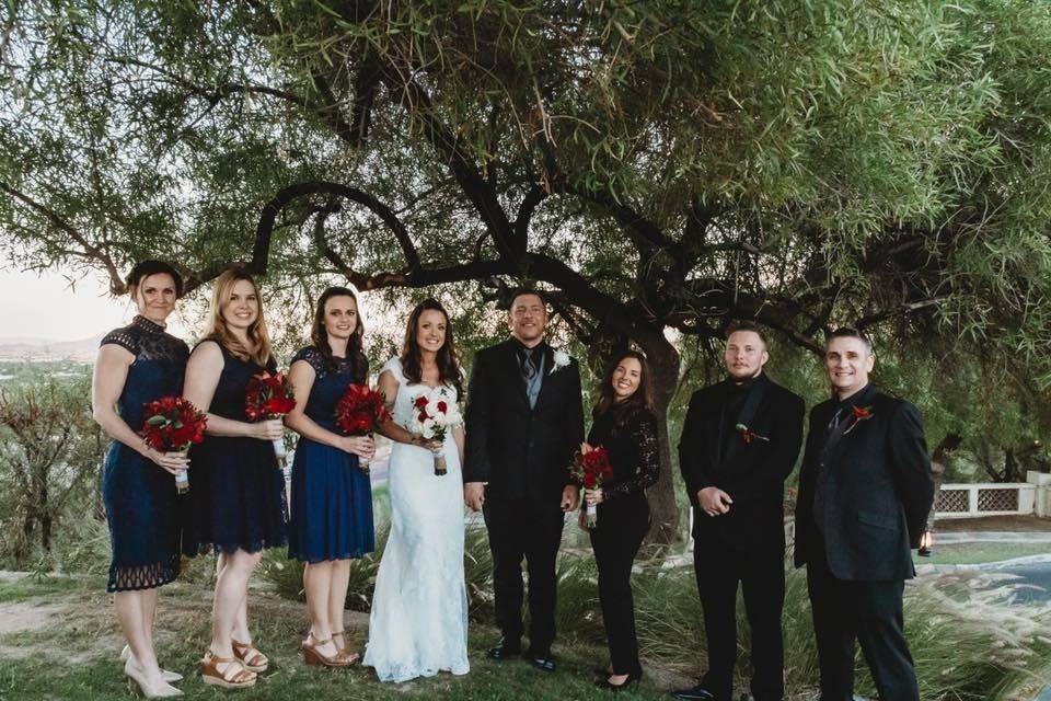 Couple with bridesmaids and groomsmen