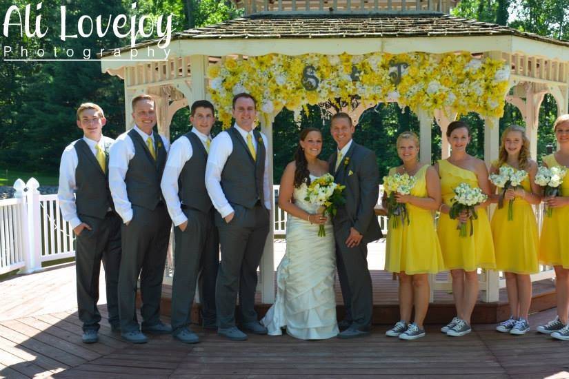 Couple with the groomsmen and bridesmaids