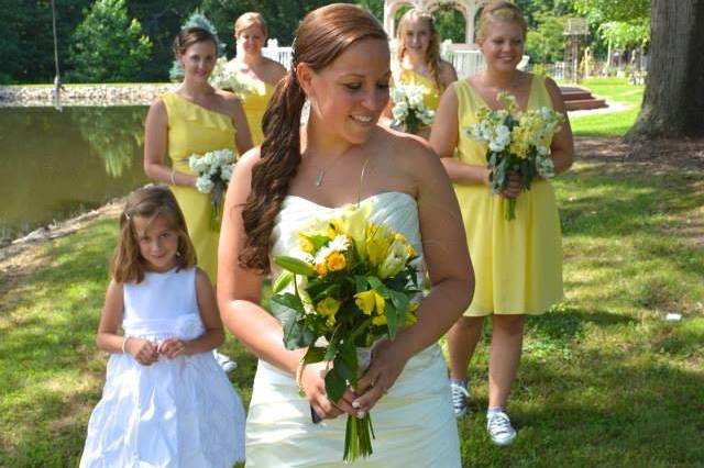 Couple with the groomsmen and bridesmaids