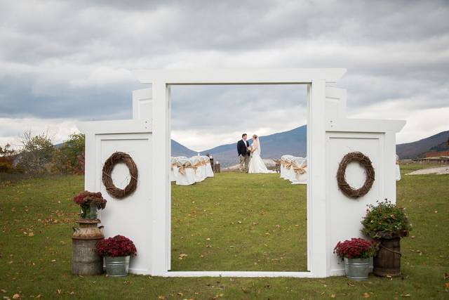 A couple beyond the arch