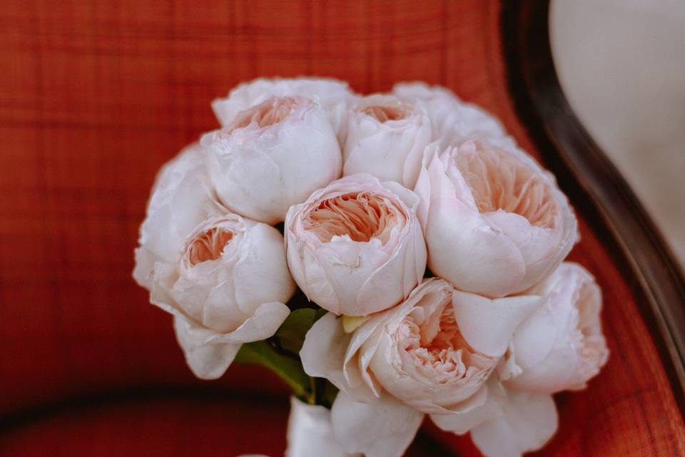 Peach roses bouquet