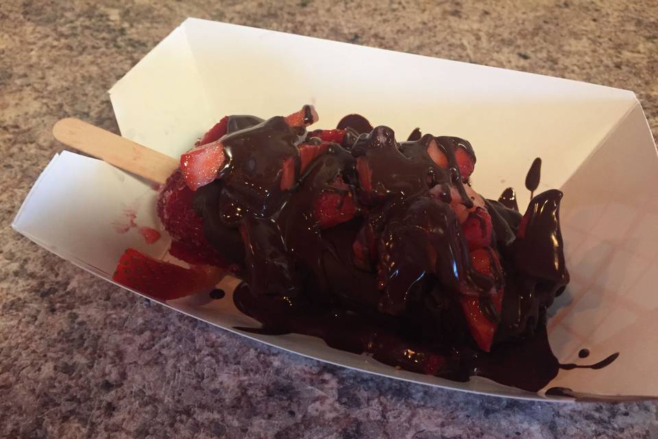 Strawberry Lemonade Ice Pop dipped in Organic Dark Chocolate & topped with Sliced Strawberries