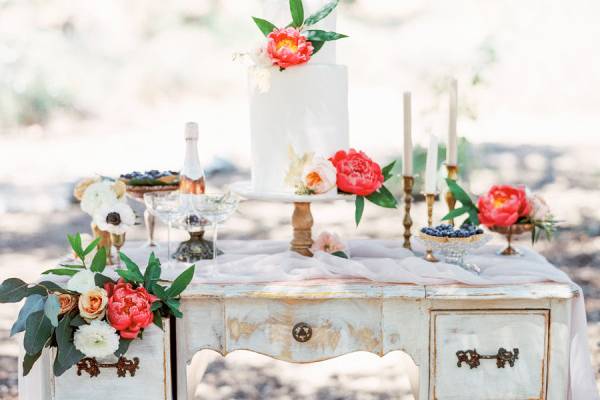 Red flowers on cake