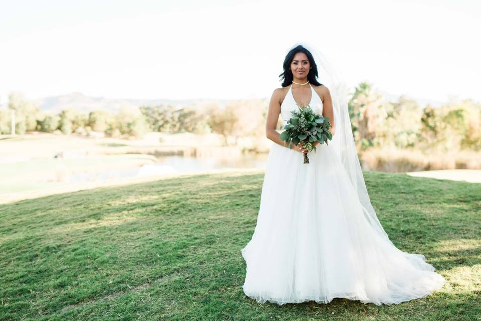 A stunning bride with a natural bouquet