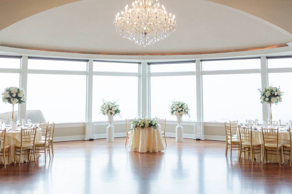 Sweetheart at ocean cliff
