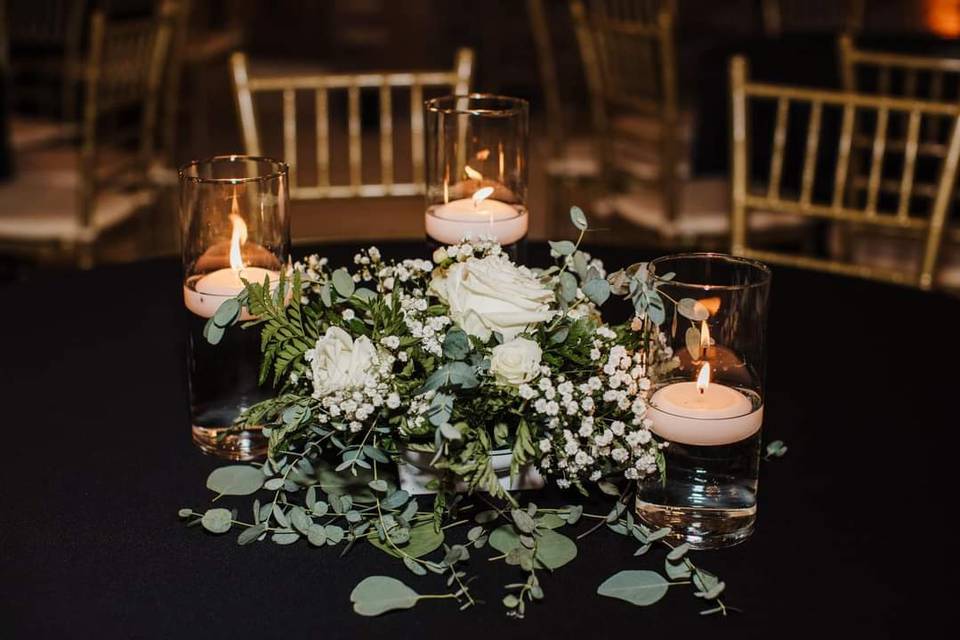 Greenery white flowers table d