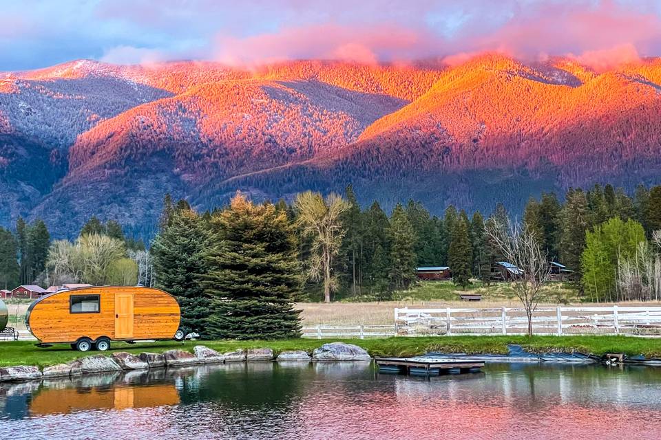 Roaming cabin overlooking pond