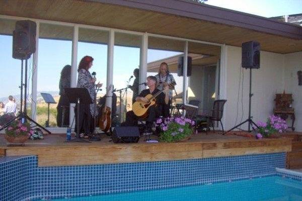 Pulama (Paula kauapalauki Rudman and Jim Romano) with friend Pili, at Cambria and Jon`s wedding - Carmel Valley, May 2009