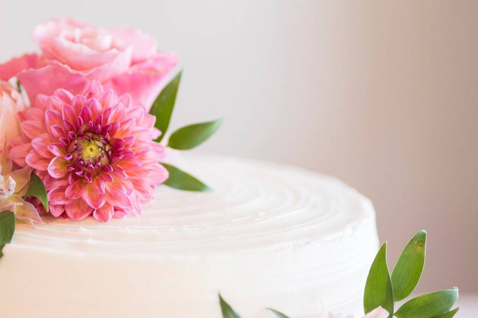 Single-tier wedding cake