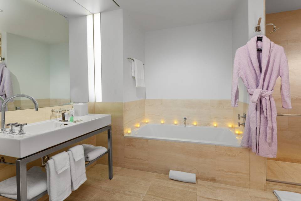 Deluxe & Suite Category Bath