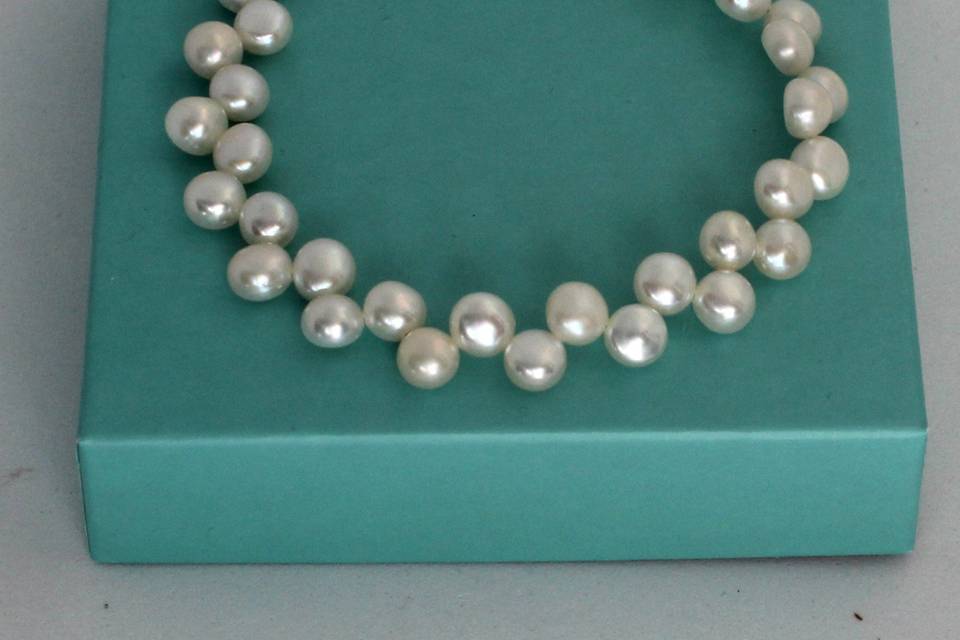 Button pearl bracelet