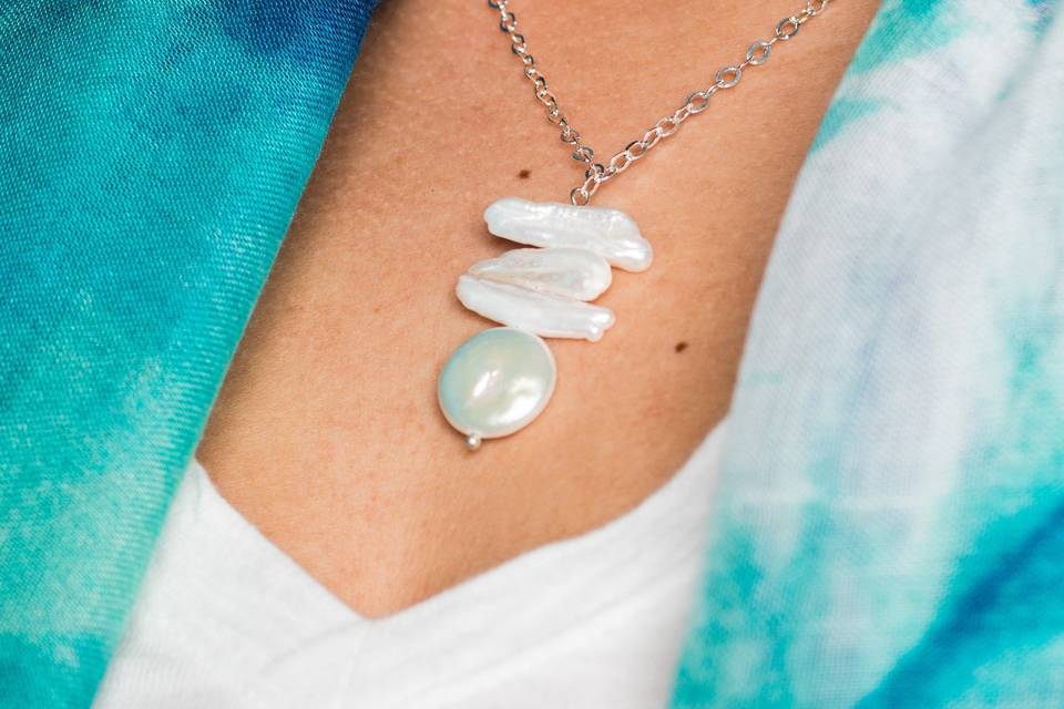 Freshwater pearl pendant