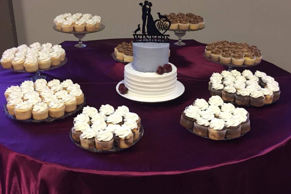 Cupcake display with small cake