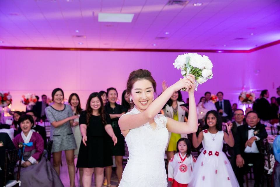 Toss the Bouquet. Hyemi & Augustine Korean Wedding @Joseph Korean Catholic Center (Min Studio Photography)