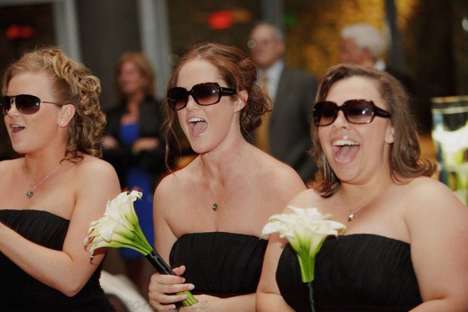 Bridesmaids with shades and calla lily bouquets. Kelly & Matt Modern Wedding @Skirball Cultural Center Los Angeles (This Modern Romance Photography)