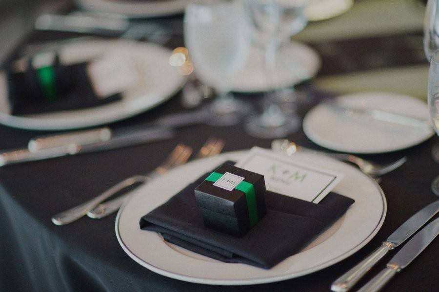 Place Setting, Menu, Favor Card. Kelly & Matt Modern Wedding @Skirball Cultural Center Los Angeles (This Modern Romance Photography)