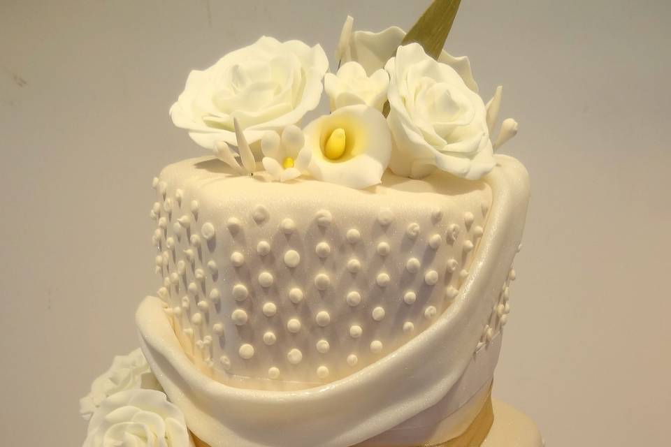 White and gold cake