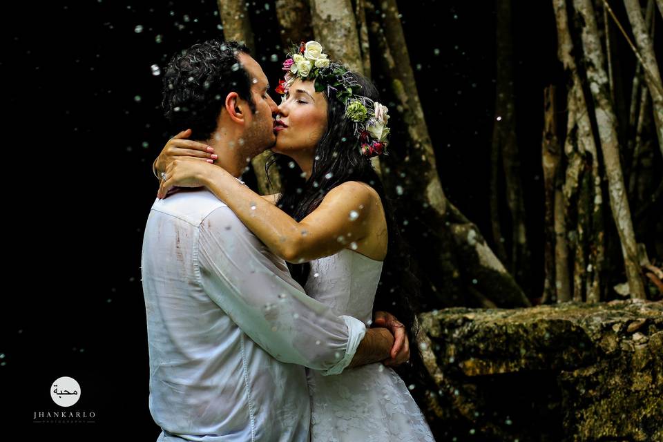 Trash the Dress Photo Shoot in a Cenote