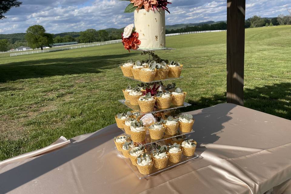 Cake and cupcake wedding set