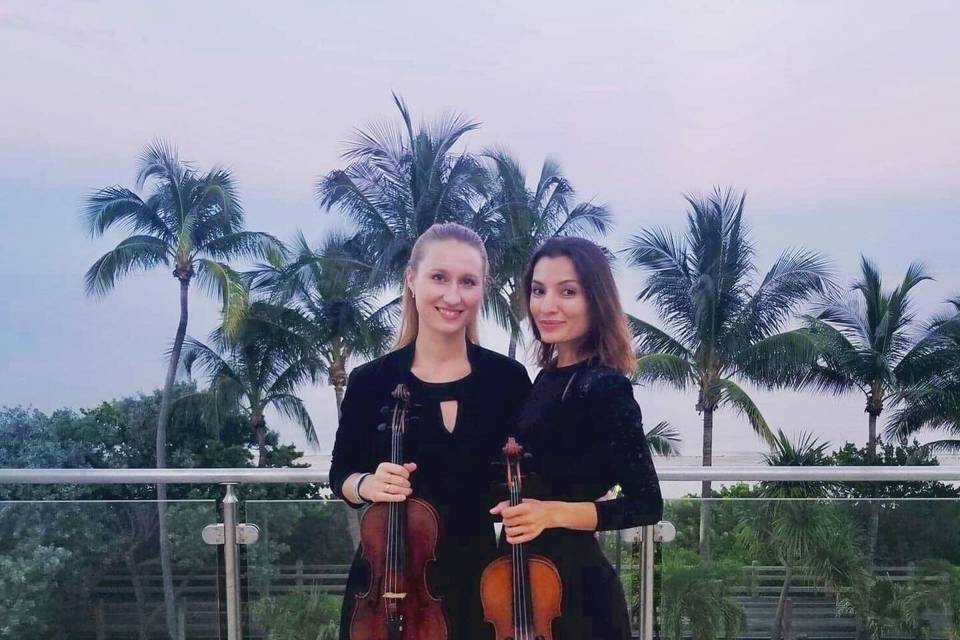 String duo outdoor ceremony