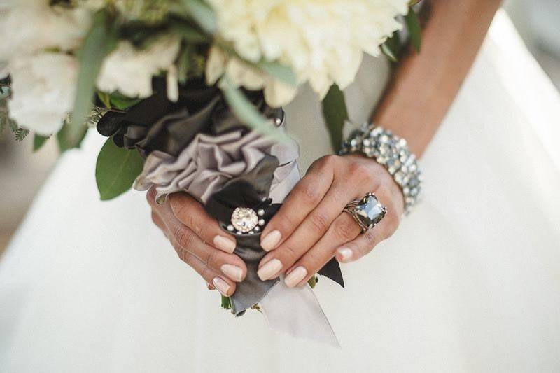 Cocktail ring, in black.