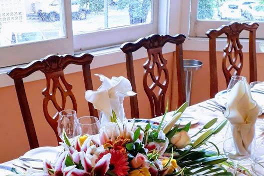 Elegant table arrangement