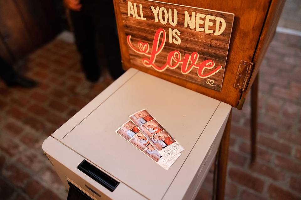 Photo booth + guest book