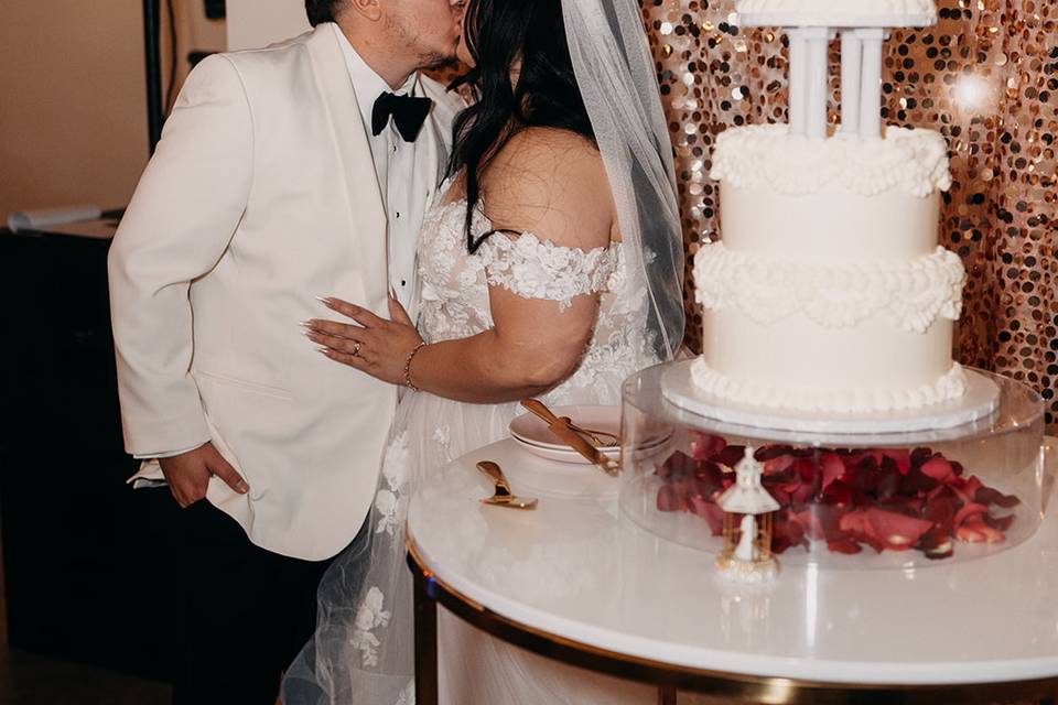 Wedding couple and cake