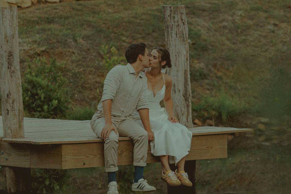 Kiss by the pond