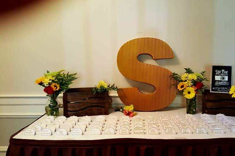 Simple Place Card Table