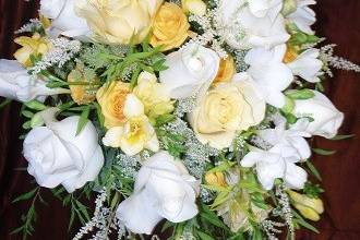 White & yellow roses in tear drop bridal bouquet by Loeffler's Flowers