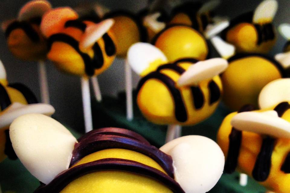 Bumblebee cake pops