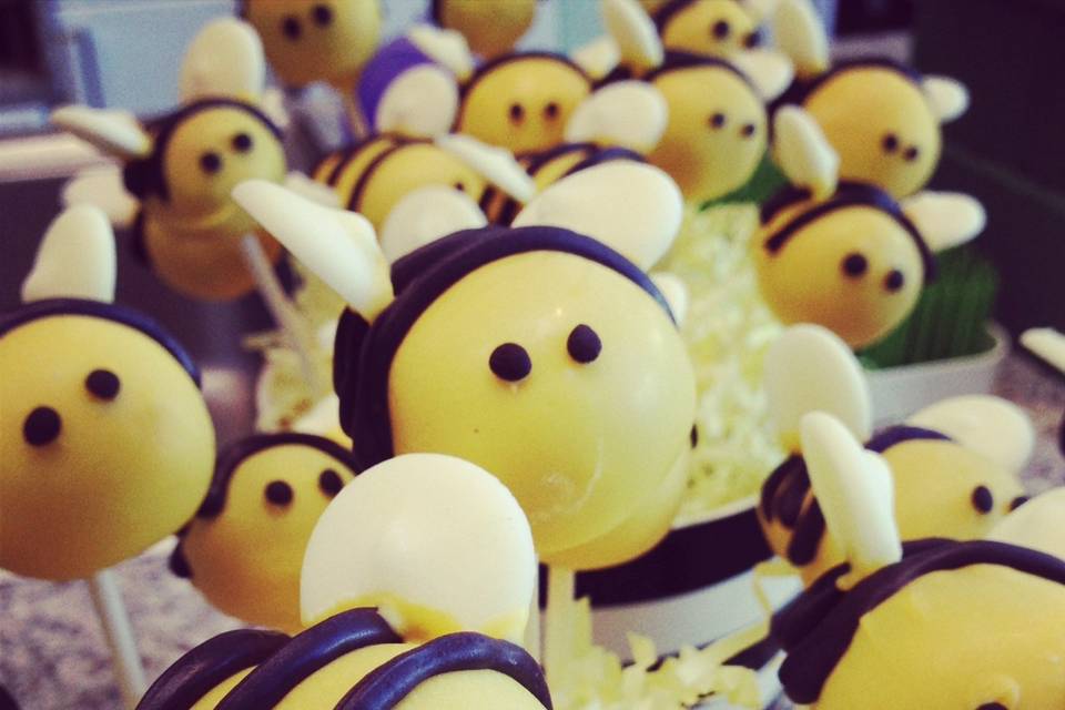 Bumblebee cake pops