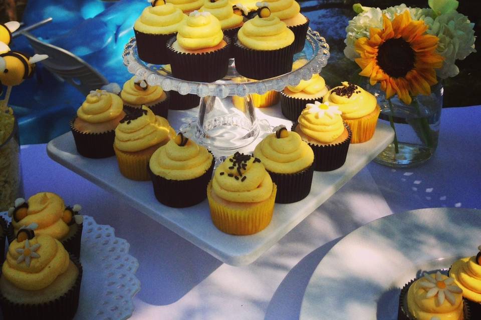 Bumblebee cupcakes