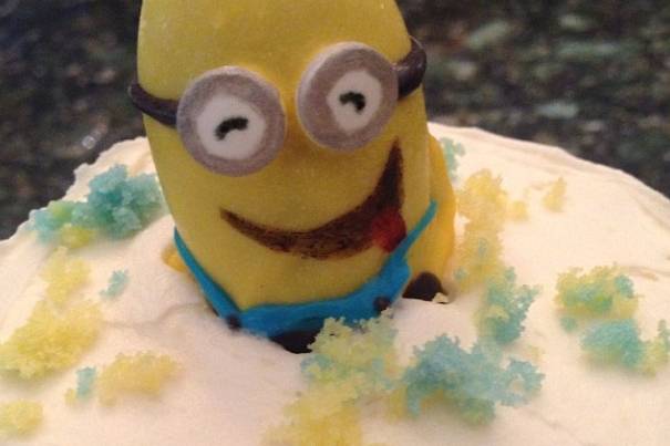 Minion Smash Cake