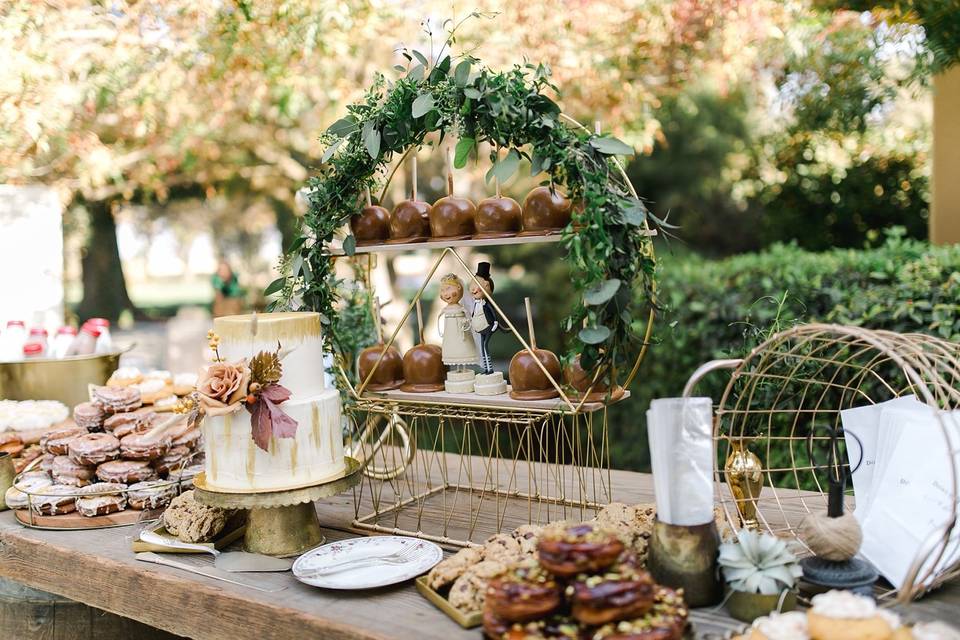 Sweetheart table and treats
