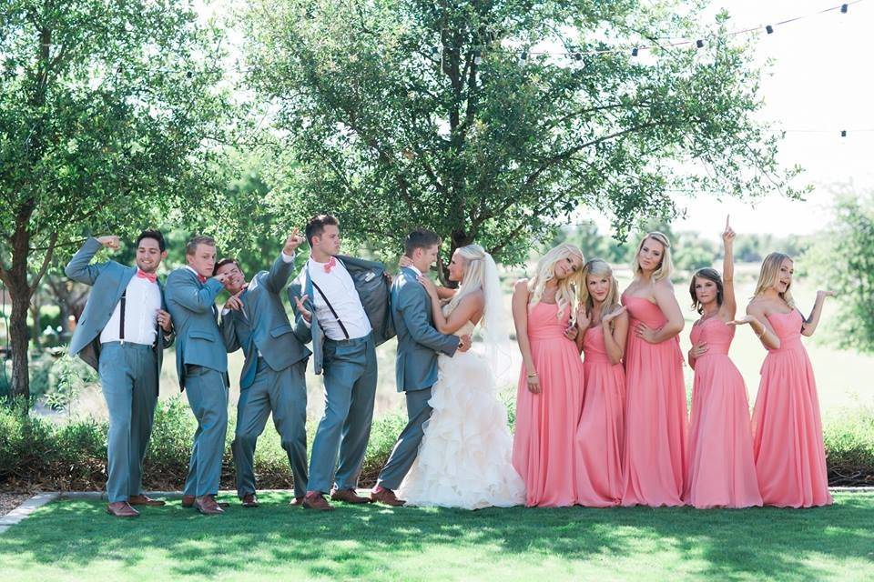 Couple with bridesmaids and groomsmen