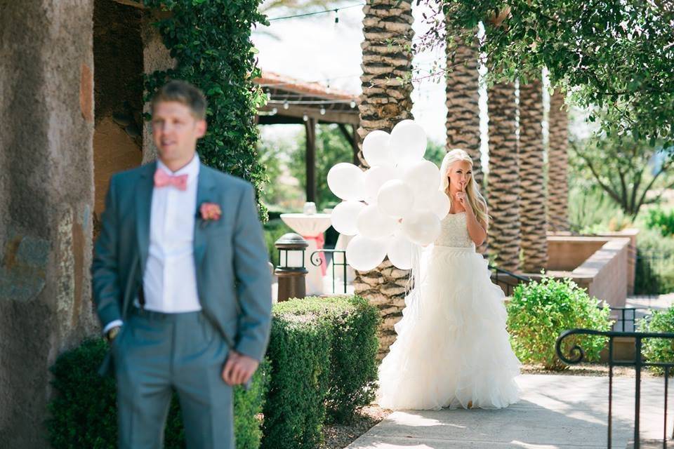 Couple with bridesmaids and groomsmen