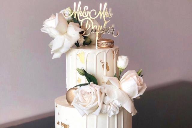 Decorative drip and gold with white roses