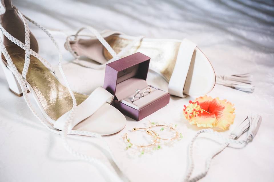 Bride's accessories