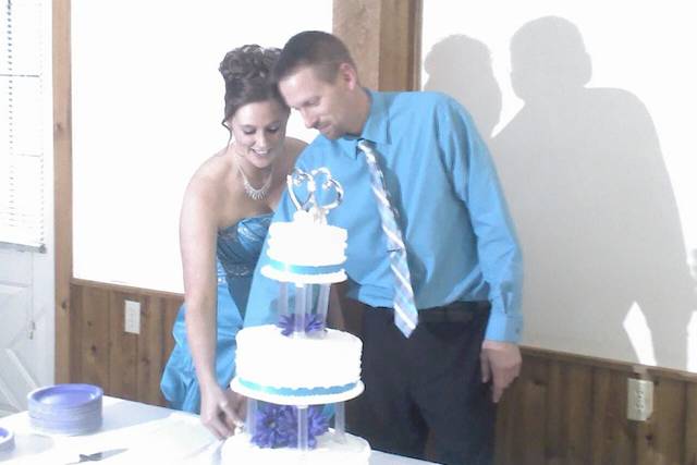 Couple cutti​ng the cake