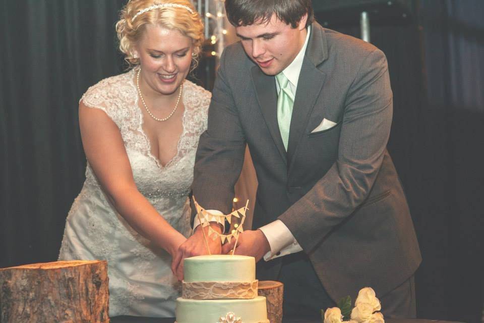 Couple cutti​ng the cake