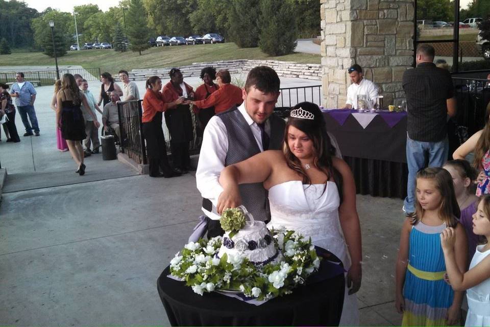 Couple cutting the cake