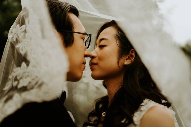 Under the veil kiss