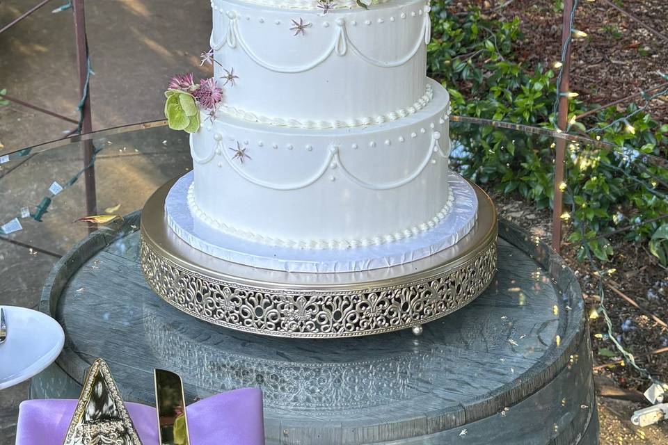 Smooth buttercream with pearls