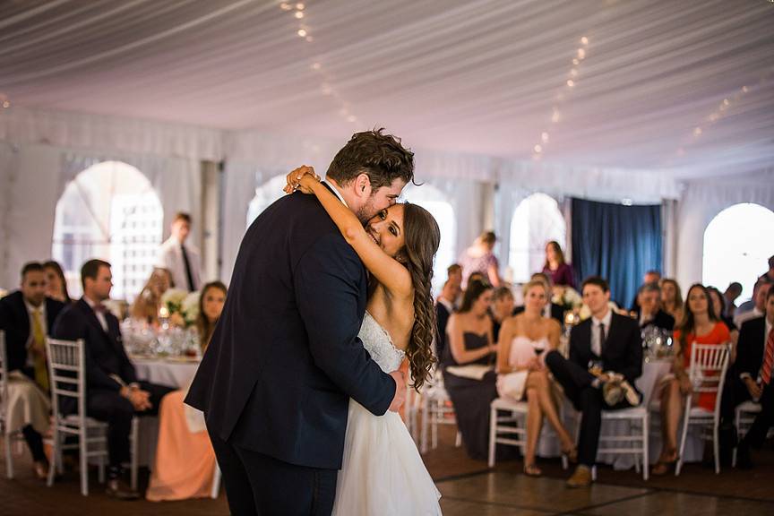Embrace on the dance floor - Asteria Photography