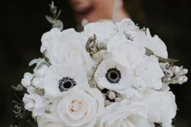 Modern black & white bouquet