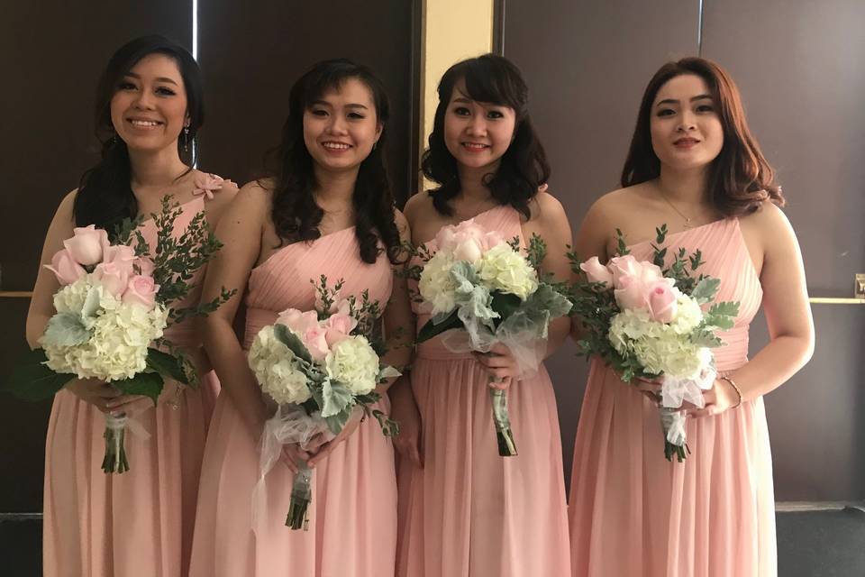 Pink bouquets for bridesmaids