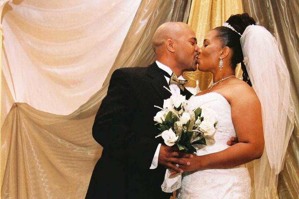 Couple's kiss