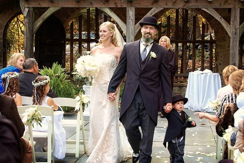 Wedding ceremonyn in the courtyard of the historic Cloisters castle in Baltimore MD